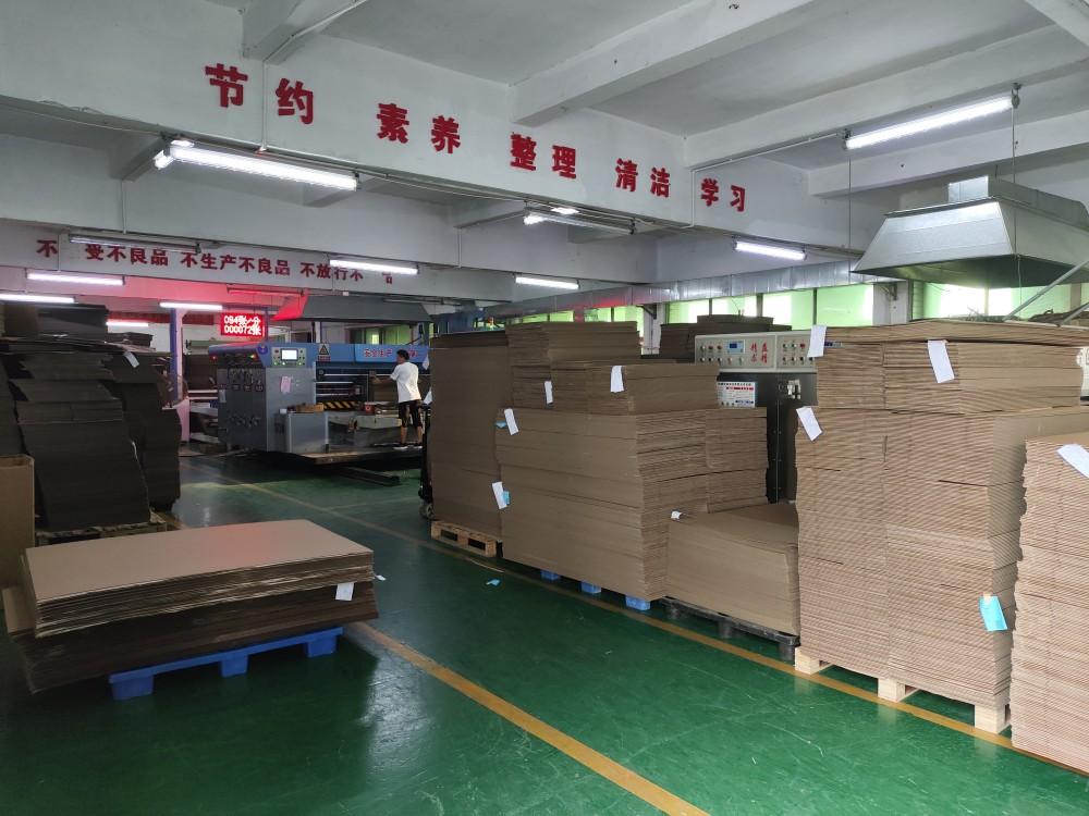 晨杰纸品工厂车间内的UN纸箱生产设备与成垛瓦楞纸板